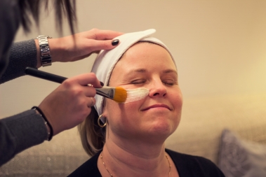 Soin du visage, maquillage et manucure avec pose de vernis semi-permanent